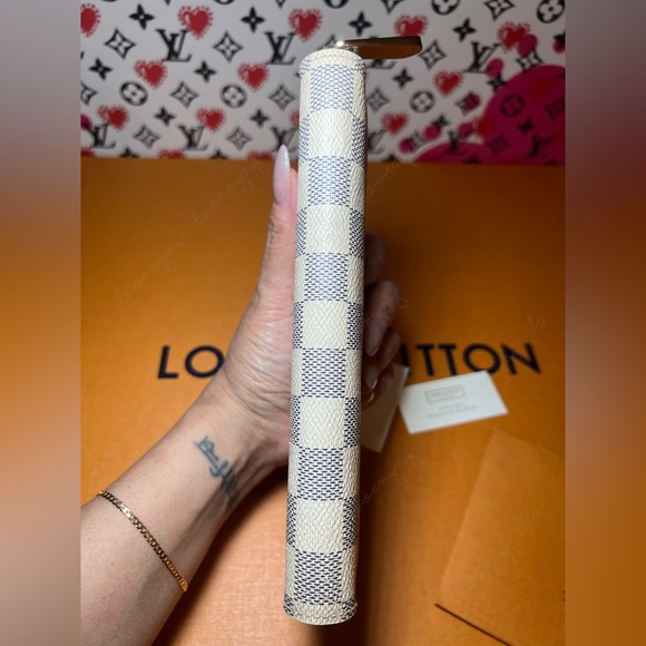 Like new! Zippy Wallet in azur - Picture 13 of 15